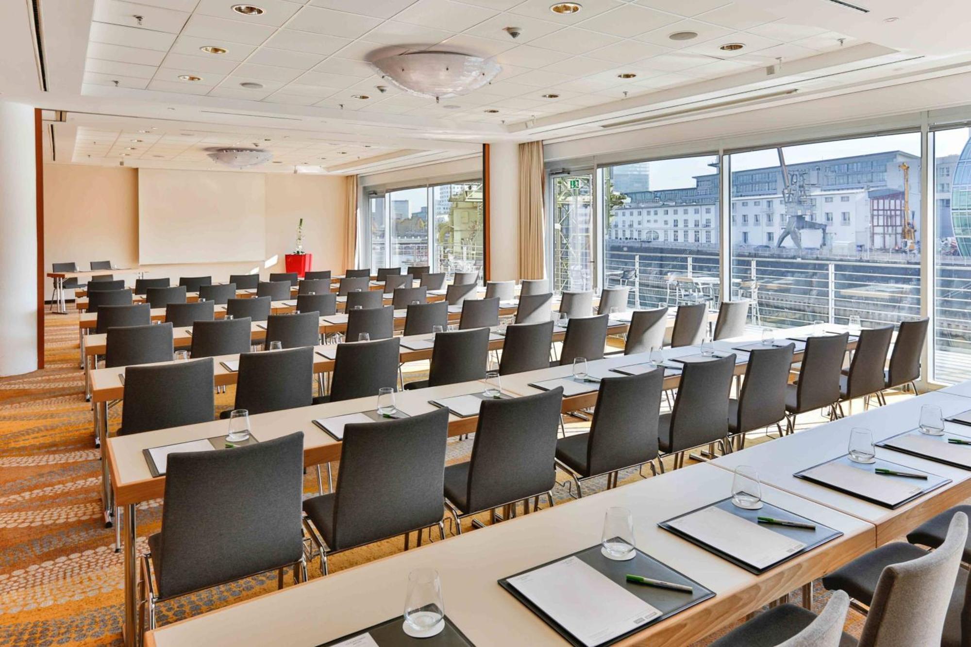 Courtyard By Marriott Duesseldorf Hafen — Photos 2